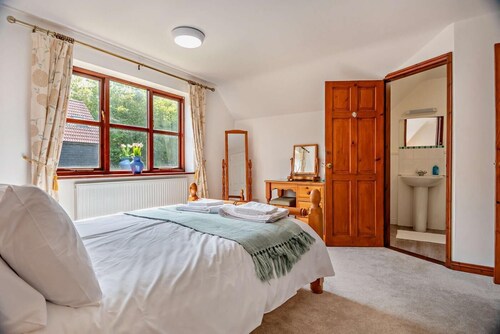 4 Bed in Woodbridge (oc-s27356)
