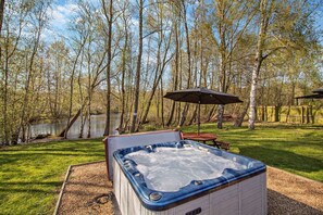 Outdoor spa tub - 5 Bed in Pentney (oc-w27337) (Pentney)