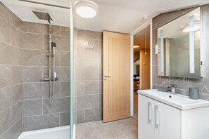 Towels - 3 Bed in Stackpole (oc-c27398) (Stackpole)