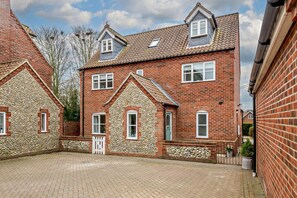 Exterior - 5 Bed in Mundesley (oc-t26834) (Mundesley)