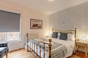 2 bedrooms, iron/ironing board, travel cot, free WiFi - 2 Bed in Cromer (oc-2379) (Cromer)