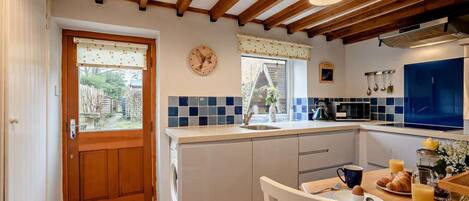 Four Ă micro-ondes, un four, chaise haute, vaisselle et ustensiles