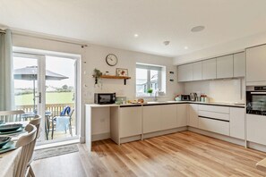 Dishwasher, highchair, cookware/dishes/utensils - 3 Bed in Crantock (oc-s27415) (Crantock)