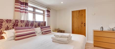 Iron/ironing board, free WiFi, bed sheets