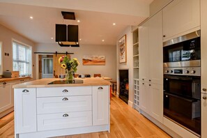 Microwave, oven, dishwasher, high chair - 4 Bed in Hunstanton (oc-l27367) (Hunstanton)