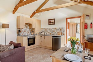 Microwave, oven, cookware/dishes/utensils - 1 Bed in Garras (oc-l27431) (Cury Cross Lanes)