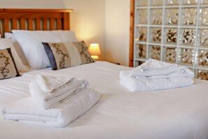 Free WiFi, bed sheets - 1 Bed in Garras (oc-l27431) (Cury Cross Lanes)