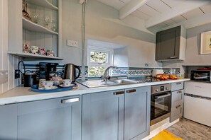 Microwave, high chair, cookware/dishes/utensils - 1 Bed in St. Erth (oc-c27438) (Saint Erth)