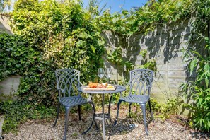 Outdoor dining - 1 Bed in Saxmundham (oc-c27420) (Farnham)