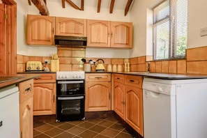 Microwave, oven, cookware/dishes/utensils - 1 Bed in Saxmundham (oc-c27420) (Farnham)