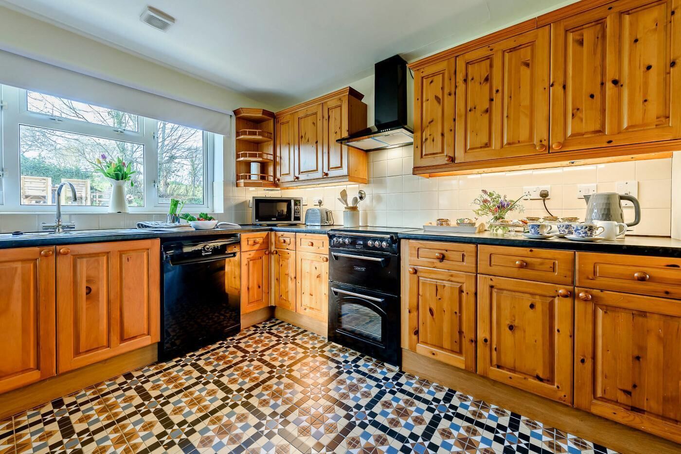 Micro-ondes, four, lave-vaisselle, chaise haute