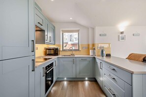 Dishwasher, cookware/dishes/utensils - 2 Bed in Sheringham (oc-b27372) (Sheringham)
