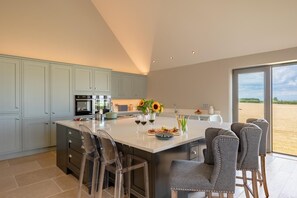 Dishwasher, high chair, cookware/dishes/utensils - 4 Bed in Docking (oc-s27413) (Docking)