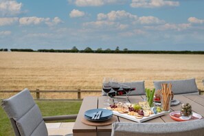 Outdoor dining - 4 Bed in Docking (oc-s27413) (Docking)