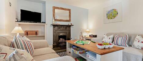 Una televisión, una chimenea