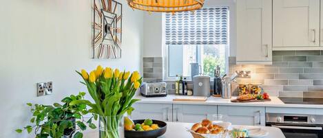 Microwave, oven, dishwasher, cookware/dishes/utensils