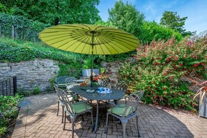 Outdoor dining - 3 Bed in Padstow (oc-l23216) (Padstow)