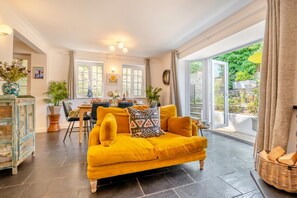 TV, fireplace - 3 Bed in Padstow (oc-l23216) (Padstow)