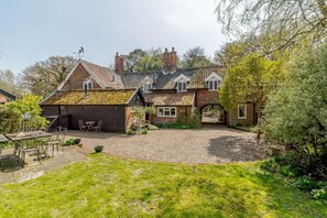 Outdoor dining - 4 Bed in Dunwich (oc-w27476) (Dunwich)