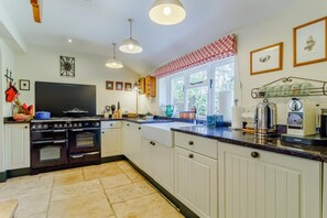 Microwave, oven, dishwasher, high chair - 4 Bed in Dunwich (oc-w27476) (Dunwich)