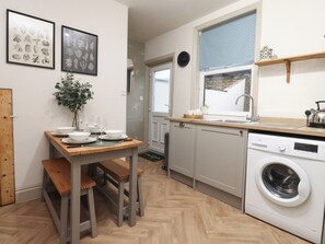 Lave-vaisselle, batterie de cuisine, vaisselle et ustensiles