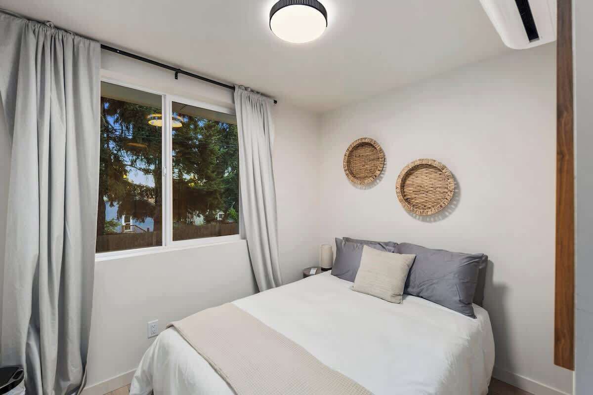 Desk, iron/ironing board, WiFi, bed sheets