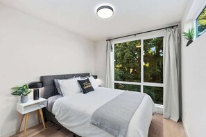 Desk, iron/ironing board, WiFi, bed sheets - 2026 World Cup Home | Stadiums, Downtown, Mt View (Seattle)