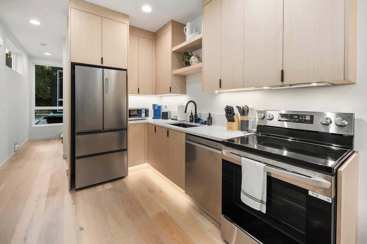 Refrigerador, microondas, horno y parrilla de estufa 