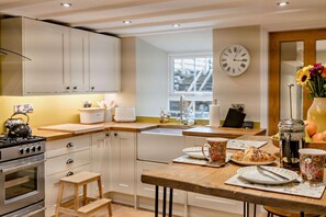 ميكروويف، فرن، غسالة أطباق، كرسي للأطفال