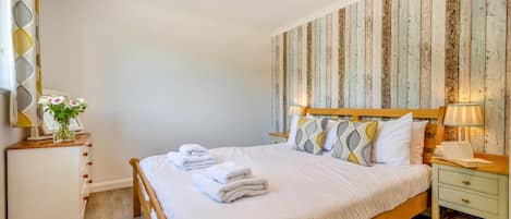 Iron/ironing board, travel cot, free WiFi, bed sheets