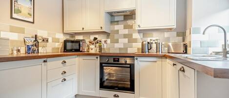 Lavavajillas, silla alta para bebés, utensilios de cocina