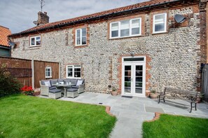 Outdoor dining - 2 Bed in Weybourne (oc-h27517) (Weybourne)
