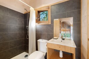 Douche, serviettes fournies