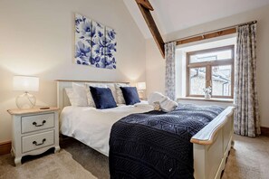 A bedroom with a bed, nightstands, a window with curtains, and a wall-mounted artwork. - 3 Bed in Okehampton (oc-h27530) (South Tawton)