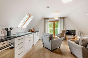 Mikrowelle, Ofen, Geschirrspüler, Kochgeschirr/Geschirr/Besteck