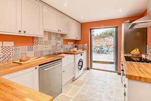 Four, lave-vaisselle, chaise haute