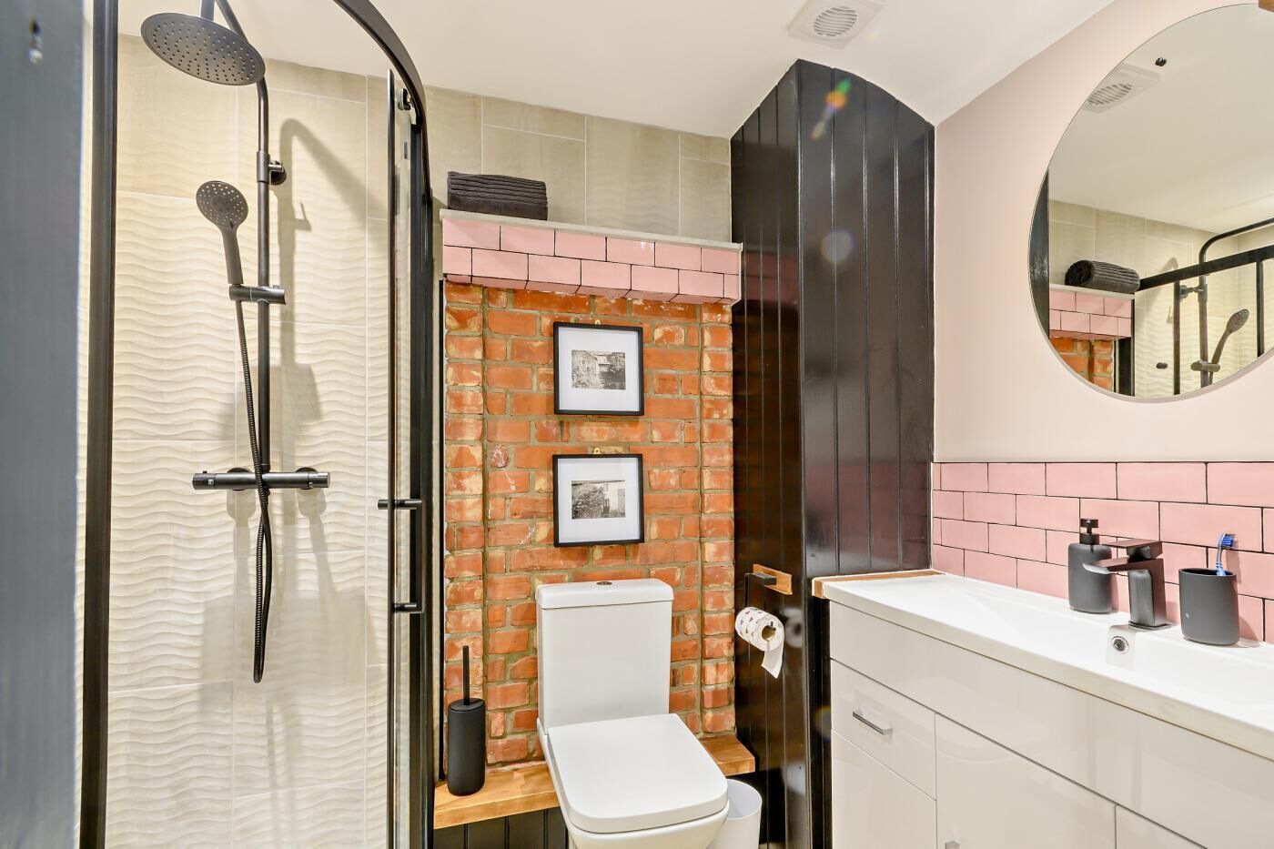 Un baño con ducha, inodoro y lavamanos.