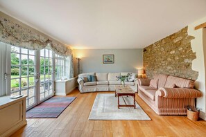 Fireplace - 4 Bed in Two Mile Oak (oc-b27535) (Ipplepen)