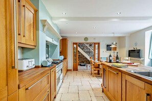 Dishwasher, cookware/dishes/utensils - 4 Bed in Two Mile Oak (oc-b27535) (Ipplepen)