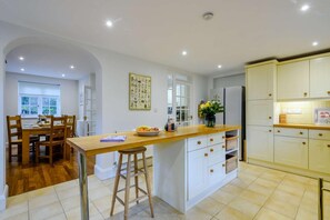 Oven, dishwasher, high chair, cookware/dishes/utensils - 4 Bed in West Runton (oc-r25292) (West Runton)