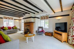 TV, fireplace - 4 Bed in West Runton (oc-r25292) (West Runton)