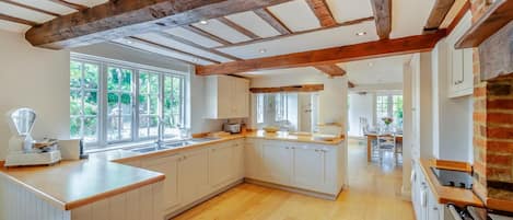 Lave-vaisselle, batterie de cuisine, vaisselle et ustensiles