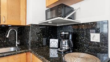 Kondominium Comfort, 1 Tempat Tidur Queen dengan tempat tidur Sofa, AC, pemandangan kolam renang | Dapur pribadi | Ketel listrik dan peralatan masak/sendok-piring