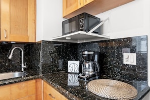 Condo Confort, 1 cama Queen size y sofá cama, aire acondicionado, vista a la alberca | Cocina privada | Tetera eléctrica y utensilios de cocina