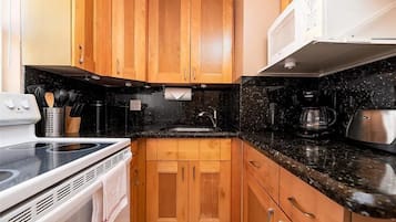 Comfort Condo | Private kitchen | Cookware/dishes/utensils