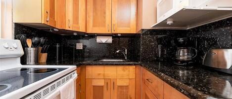 Comfort Condo, 1 Queen Bed with Sofa bed, Air conditioning, Pool View | Private kitchen