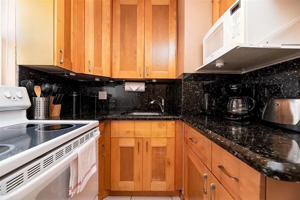 Condo conforto | Cozinha privada | Talheres/pratos/utensílios de cozinha