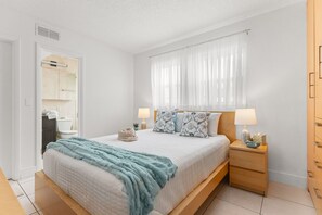 Condo Confort, 1 cama Queen size y sofá cama, aire acondicionado, vista a la alberca | Tabla de planchar con plancha y wifi gratis