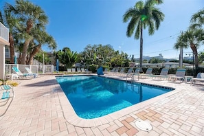 Outdoor pool, pool umbrellas - Pompano 3225 (Pompano Beach)