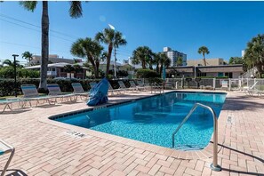 Piscina externa, guarda-sóis